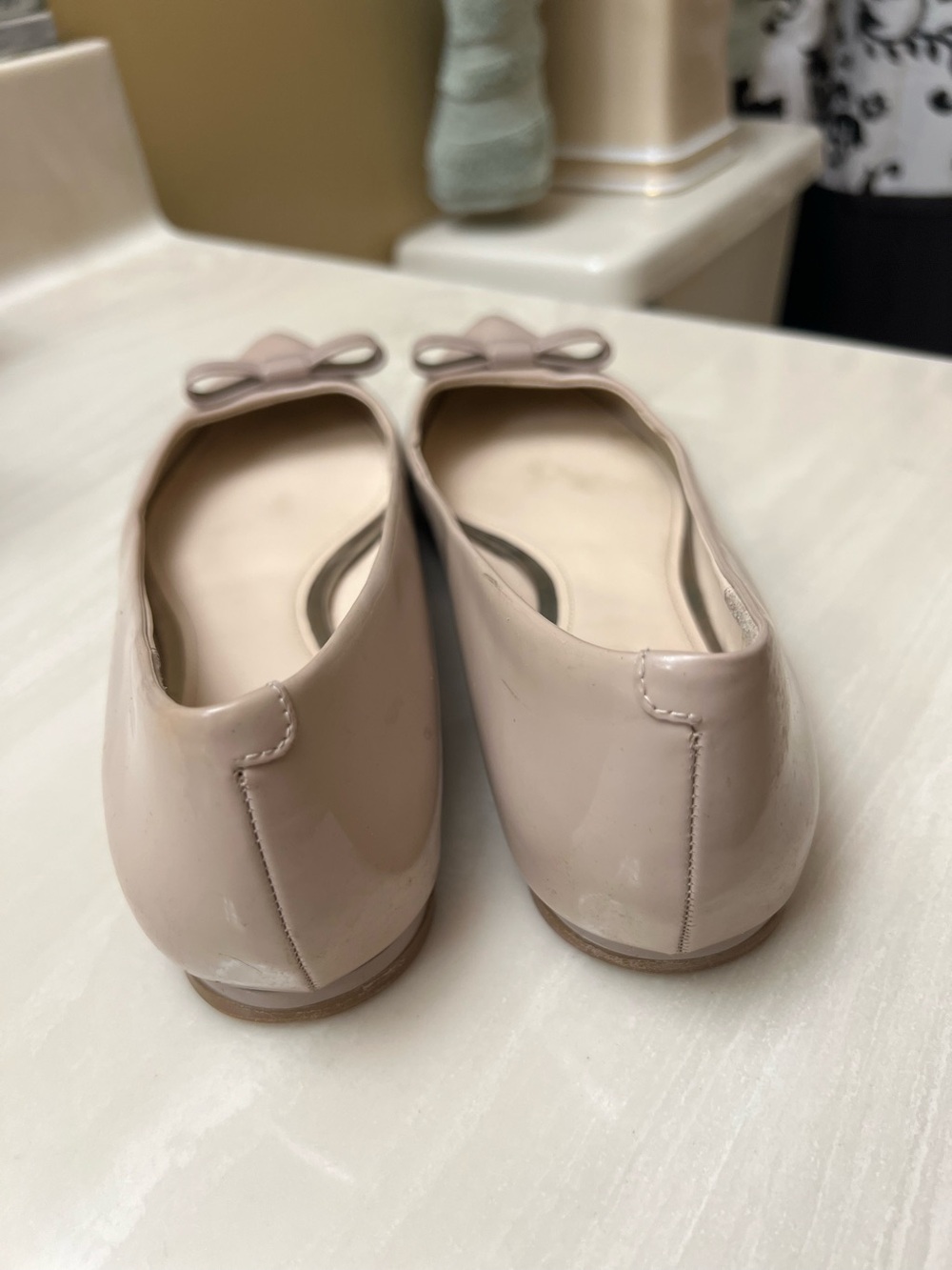 Coach Beige Pointed-Toe Patent Leather Flats With Bow Size 8.5 B - Picture 2 of 8